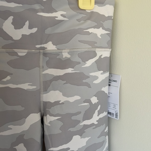Athleta Elation Camo 7/8 Tight NEW - Picture 3 of 3